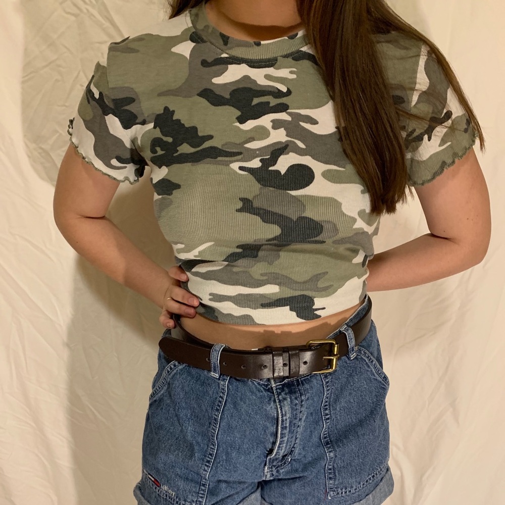 Camouflage t-shirt with ruffled edges